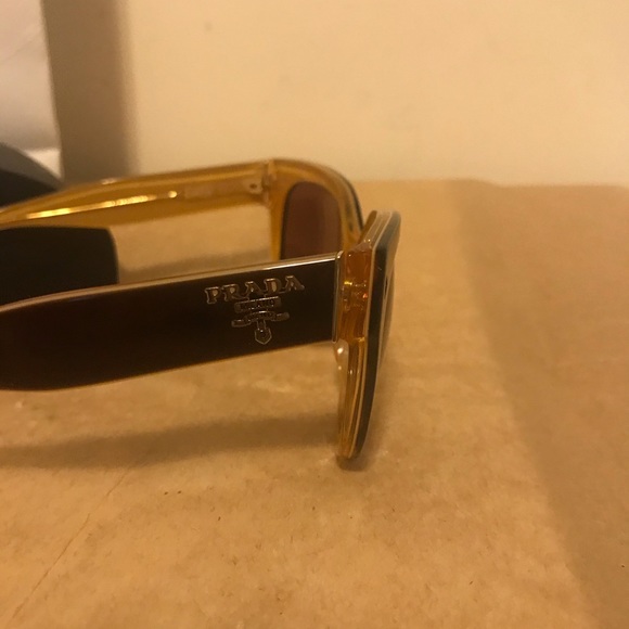 💯% Authentic Brown Prada Sunglasses - Picture 4 of 8